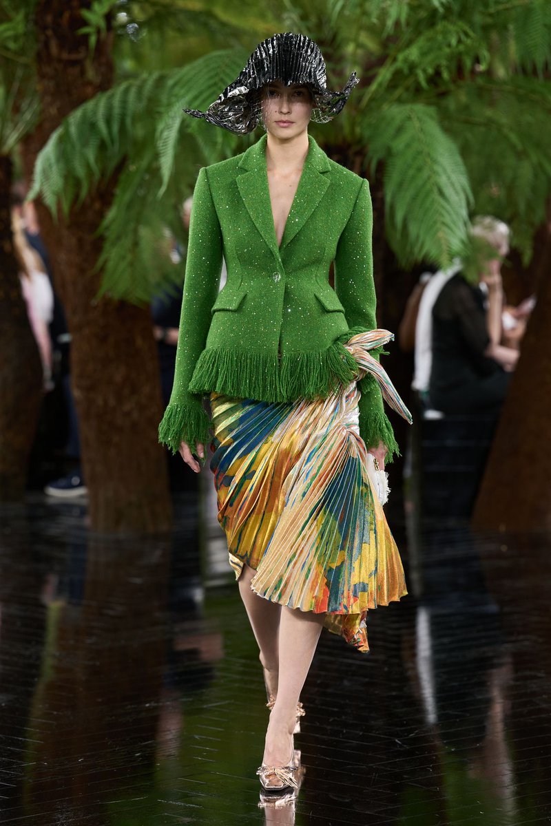 LaModeUnknown's tweet photo. ✨️Jonathan Anderson✨️ presented his Fall/Winter 2026 COUTURE collection for Christian Dior — ALL the looks in a thread.🪡🧵

PS: so. freaking. gorgeous. https://t.co/yXWaizp1C2