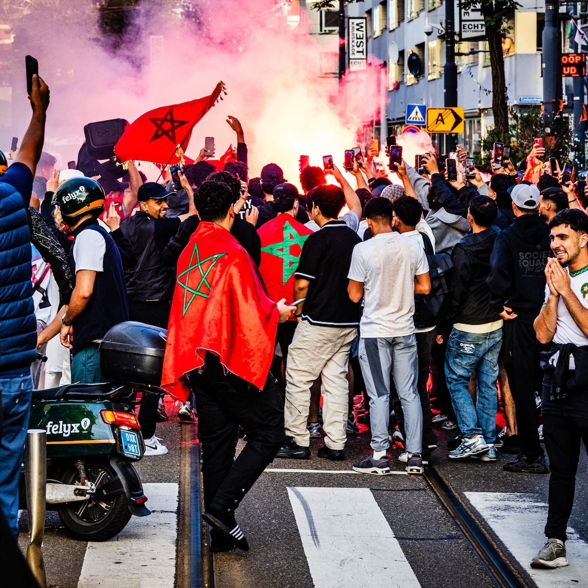 VancouvNL's tweet photo. @telegraaf Na winst Marokko op WK.
S. v.d. Hulle, Alg. Commandant ME: „Als je gaat handhaven, wordt het oorlog.”
Dan wórdt het maar oorlog!!!
Dan zet het leger er maar bij in, maar de Marokkanen mogen hier NIET de boel op de kop zetten! Straffen/boetes verhogen zodat het ze écht pijn doet! https://t.co/yPUb27V1xa