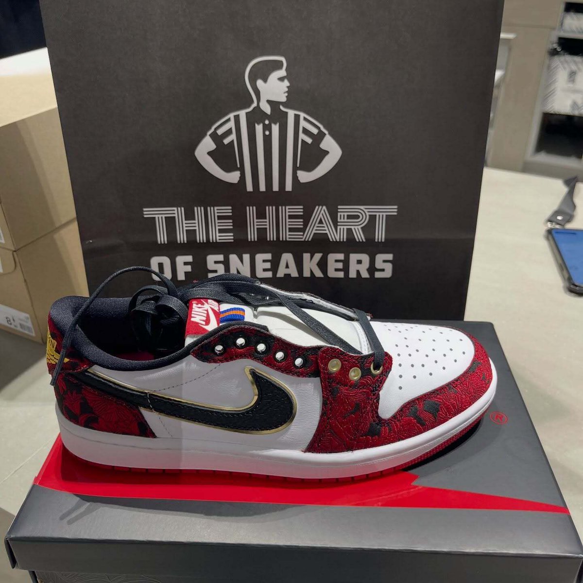KicksFinder's tweet photo. LAST DANCE: Foot Locker Middle East reportedly sold limited pairs of the Air Jordan 1 Low OG “Last Dance At The Garden” ahead of its expected September release 🤯😮‍💨🌹

📸 IG: greg_bzar https://t.co/5ejVEu1qSD