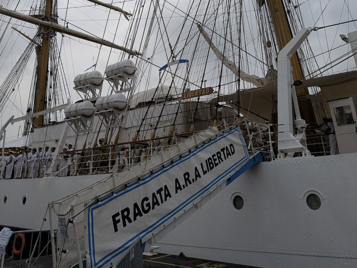 ARGinUSA's tweet photo. ¡La Fragata ARA Libertad suma una nueva escala en los Estados Unidos! En el marco de su 54° Viaje de Instrucción y de las celebraciones por los 250 años de la independencia de los Estados Unidos, nuestra “Embajadora de los Mares” lleva la bandera argentina a algunos de los escenarios más emblemáticos de este país. Tras sus exitosas escalas en Nueva Orleans, Norfolk y Baltimore, recaló esta semana en la ciudad de Nueva York, reafirmando una vez más los profundos lazos de amistad que unen a la Argentina y los Estados Unidos.

Celebramos su llegada a NYC junto al Embajador Alejandro Oxenford; el Jefe del Estado Mayor Conjunto de las Fuerzas Armadas, Almirante Marcelo Dalle Nogare; el Jefe del Estado Mayor General de la Armada, Almirante Juan Carlos Romay; el Cónsul General de la República Argentina en Nueva York, Gerardo Diaz Bartolome; representantes del Gobierno de los Estados Unidos y numerosos amigos de la Argentina. La recepción tuvo lugar apenas un día después de que la Fragata se destacara en el tradicional Parade of Sail del 4 de julio, uno de los principales eventos de las celebraciones por la independencia estadounidense.

Y quizás no exista mejor símbolo para esta travesía que la propia Libertad. Su nombre encarna uno de los valores fundacionales de nuestra Nación y un principio que hoy guía con fuerza el rumbo de la Argentina. La libertad forma parte de nuestra historia, de nuestra identidad y también de la visión que impulsa el Presidente Javier Milei. Por eso, cada puerto que visita nuestra Fragata lleva mucho más que una bandera: lleva una idea, un legado y un mensaje de amistad entre pueblos que comparten la convicción de que la libertad es el camino hacia el progreso y la prosperidad. Una vez más, la Fragata Libertad demostró que no es solo un buque escuela, sino también una extraordinaria embajadora de nuestro país, llevando nuestros valores, nuestra historia y nuestra amistad por el mundo. 🇦🇷⚓🇺🇸
