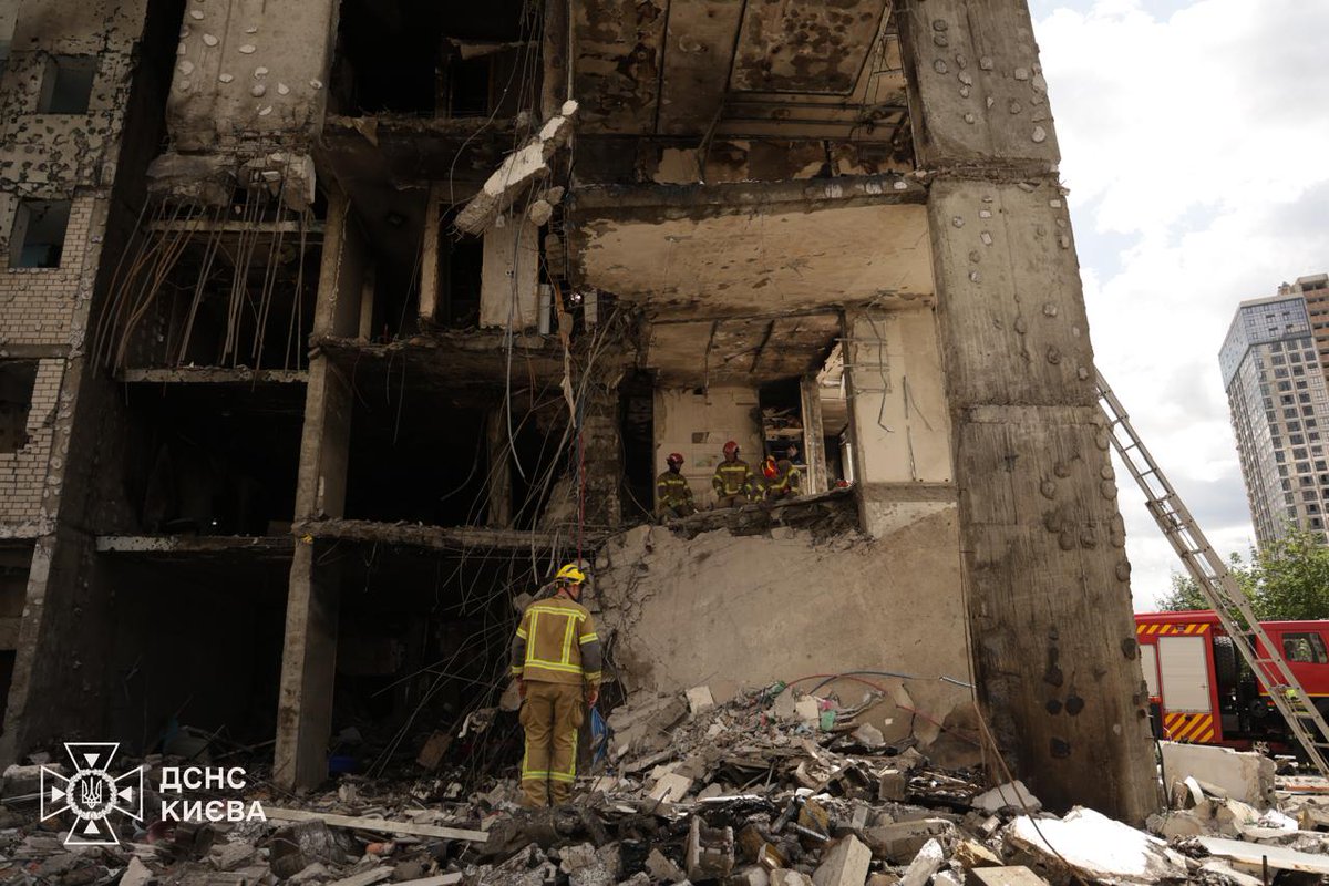 wartranslated's tweet photo. In Kyiv, rescue workers have found another body beneath the rubble of a building. The death toll in Kyiv has risen to 16. https://t.co/pHRVyIsCh5