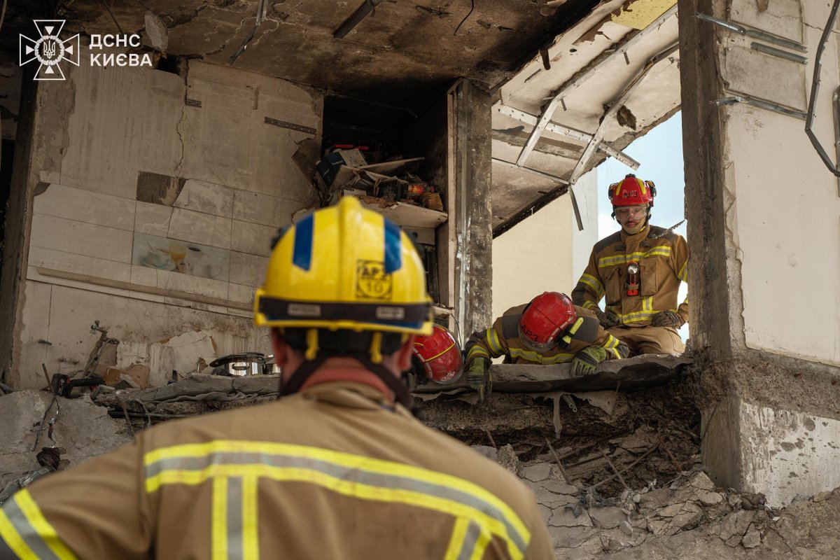 wartranslated's tweet photo. In Kyiv, rescue workers have found another body beneath the rubble of a building. The death toll in Kyiv has risen to 16. https://t.co/pHRVyIsCh5