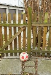 leftcdecode's tweet photo. acaba de caerse en mi jardin el balon que ha tirado baena alguien sabe algo? https://t.co/eDPTNEtDmU