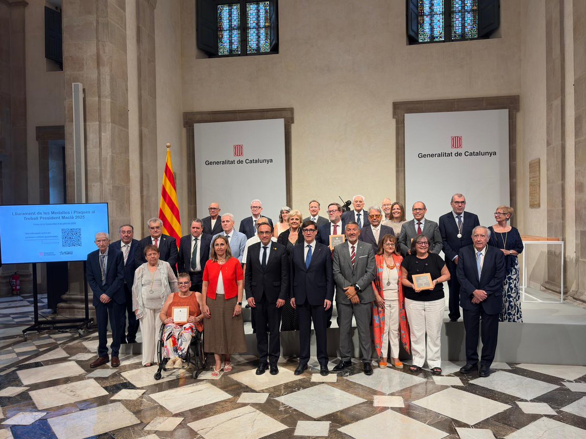 joseprull's tweet photo. La qualitat cívica d'un país es mesura també amb les persones i entitats que reconeix. 

Enhorabona als guardonats amb les Medalles i Plaques al Treball President Macià: darrere de cada nom hi ha una vida dedicada a fer que Catalunya sigui un país millor, més avançat i més digne. https://t.co/DdiV3QfvUz