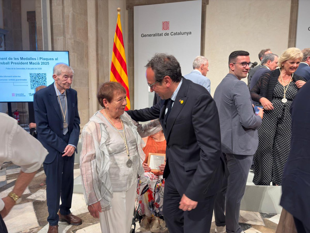 joseprull's tweet photo. La qualitat cívica d'un país es mesura també amb les persones i entitats que reconeix. 

Enhorabona als guardonats amb les Medalles i Plaques al Treball President Macià: darrere de cada nom hi ha una vida dedicada a fer que Catalunya sigui un país millor, més avançat i més digne. https://t.co/DdiV3QfvUz