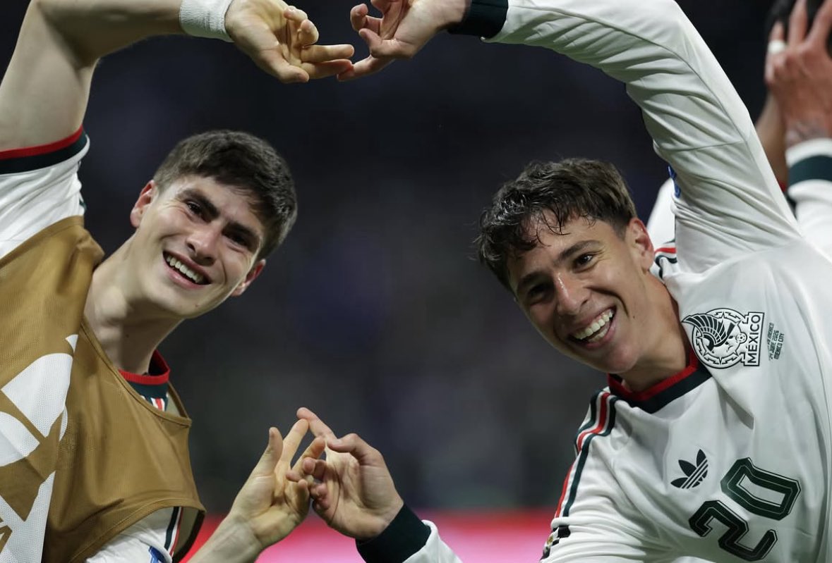 kikamx_'s tweet photo. Saben que es lo mejor, que esta selección está llena de jóvenes que van a llegar al siguiente mundial ya con experiencia. 🇲🇽

Vamos a pensar que este mundial a dejado en México un cambio de mentalidad que esperemos no se quede solo en fútbol. ❤️⚽️ https://t.co/8qImXJo58j