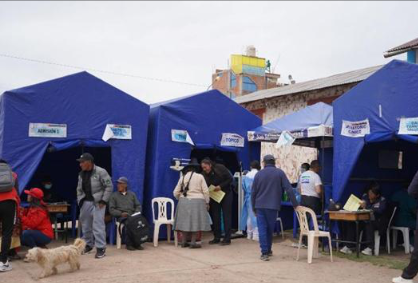 COENPeru's tweet photo. #Puno | Hoy, en la madrugada, una #Helada afectó diversos sectores del distrito de Putina, provincia de San Antonio de Putina, ocasionando casos de Infecciones Respiratorias Agudas (#IRAS). La municipalidad provincial realiza la #EDAN, mientras que el establecimiento de salud brinda atención médica, campañas de vacunación y coordina la entrega de bienes de ayuda humanitaria (abrigo) para la población afectada.