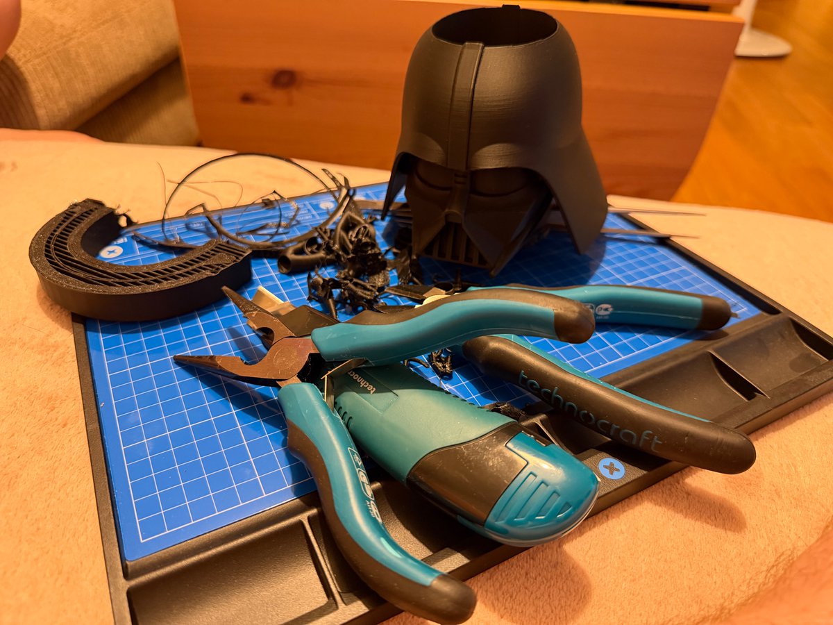 d_mekii's tweet photo. Needed a pen holder, so just made one 😄 #starwars #darthvader #vader #darth https://t.co/gJR3Zz0lEb