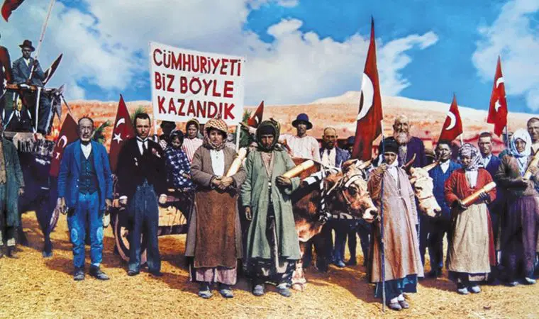 DeSeteneya's tweet photo. Kurtuluş Savaşı, emperyalist güçlerin paylaşım planlarına karşı bir halkın yokluk içinde kenetlenerek verdiği, dünya tarihindeki eşi benzeri görülmeyen anti-emperyalist ve onurlu bir bağımsızlık mücadelesidir. 

Yalnızca askeri bir zafer değil, aynı zamanda mazlum milletlere ilham olmuş tarihi bir destandır.

Savaşın kazanılmasının ardından yalnızca sınırlar çizilmemiş, hanedanlık yerine halk iradesine dayalı çağdaş bir Cumhuriyet inşa edilmiştir.

Bu yüzden haddinizi bilin atalarımızın onurunu şerefini siz hain işbirlikçilere çiğnetmeyeceğiz.