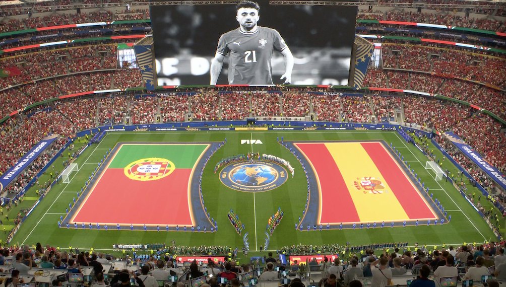 Mirha1206's tweet photo. 🕊️ DIOGO JOTA CONTINUES TO BE HONORED
Diogo Jota has once again appeared on the stadium's big screen a tribute that has been shown before every match since the very first World Cup group stage game.
#DiogoJota #WorldCup #Football #Tribute #NeverForgotten https://t.co/VvmSF3OVWt