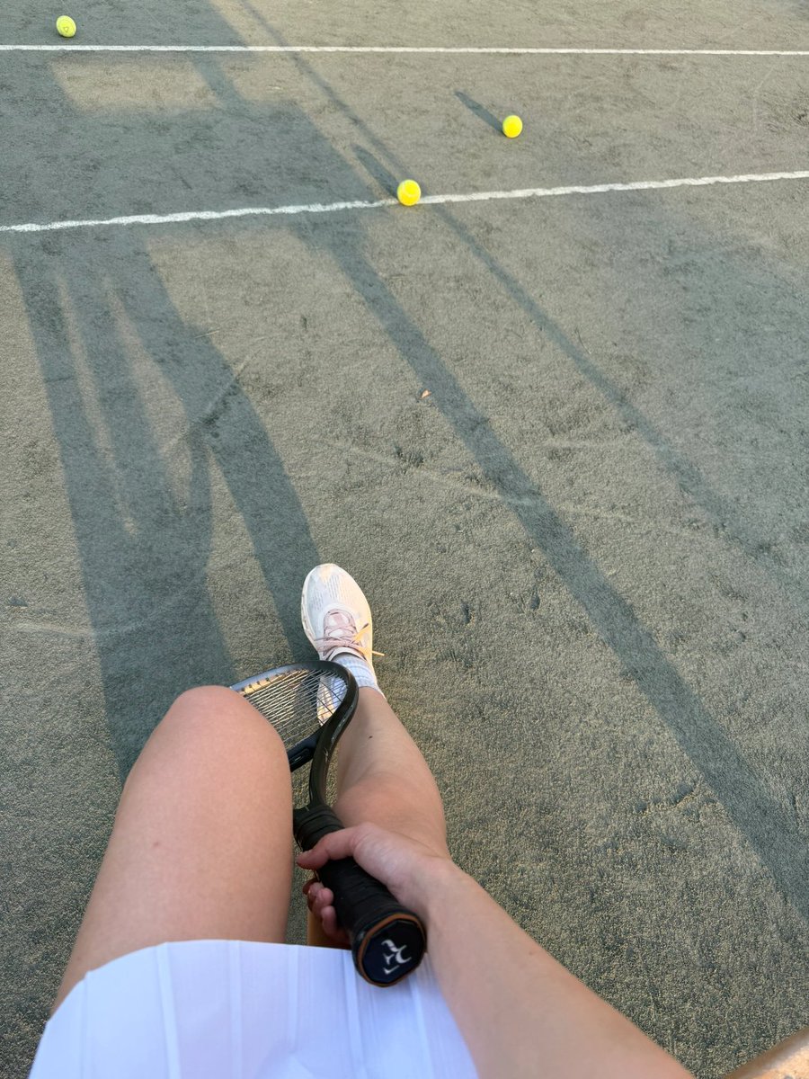 EmmaThomasP's tweet photo. Anyone want to play tennis together? I've recently fallen in love with tennis. https://t.co/yGy1T3hR4b