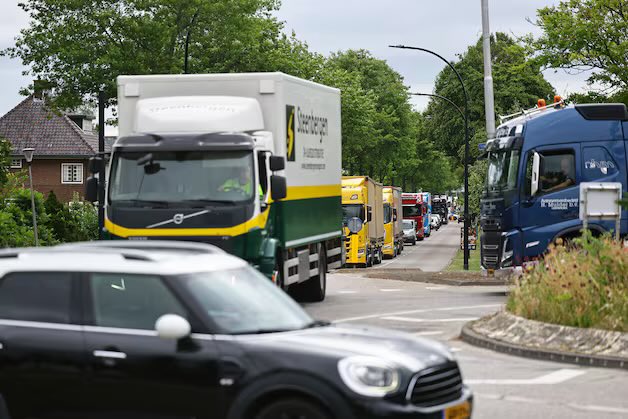 SjorsFrohlich's tweet photo. In overleg met @Rijkswaterstaat en @wsrivierenland nemen we extra maatregelen om de overlast door de afsluiting van de A27 te beperken. 

- Rijkswaterstaat gaat het verkeer al bij Knooppunt Hooipolder omleiden, niet pas bij Gorinchem. 
- In Leerdam een vrachtwagenverbod om via Nieuwland te rijden. 
- In Meerkerk vrachtverkeer via Lakerveld uitsluitend in zuidelijke richting. 
- Op de Grote Kanaaldijk, Weverwijk en de Lange Schenkel is tijdelijk eenrichtingsverkeer ingesteld. 

We blijven @googlemaps verzoeken om geen secundaire wegen als alternatieve route aan te wijzen. 

Overigens blijkt uit metingen dat het niet echt sluipverkeer betreft, maar vooral lokaal verkeer dat een andere route rijdt. De problemen ontstaan als vrachtwagens elkaar tegenkomen. 

We zullen nog even moeten volhouden. Houd het hoofd koel en neem wat extra tijd. 
📸 @ricophoto