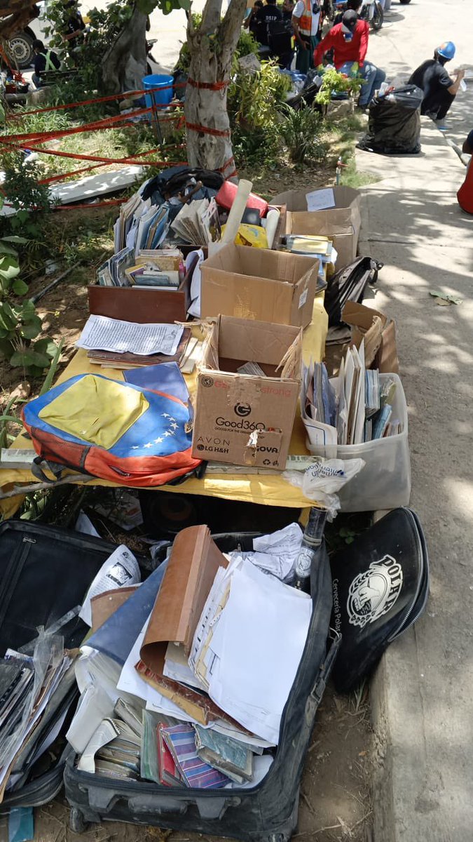 LaTvCalle's tweet photo. Información:

En Belo horizonte, Catia la Mar, Torre A y B tenemos pertenencias, documentos, tarjetas bancarias, identificaciones, pasaportes de los residentes de estos edificios, si desean recuperar algo te puedes acercar. https://t.co/Qyx2Dvi8oj