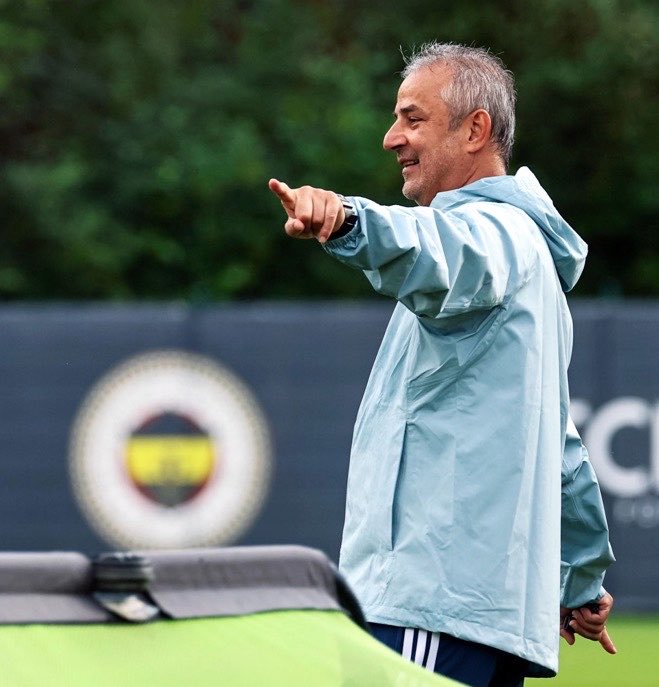 SaracogluSports's tweet photo. - Fetöcü değil.
- Yüzü gülüyor.
- Oğlu çirkin değil.

Fenerbahçeli İsmail Kartal. https://t.co/sAW19gwE5o