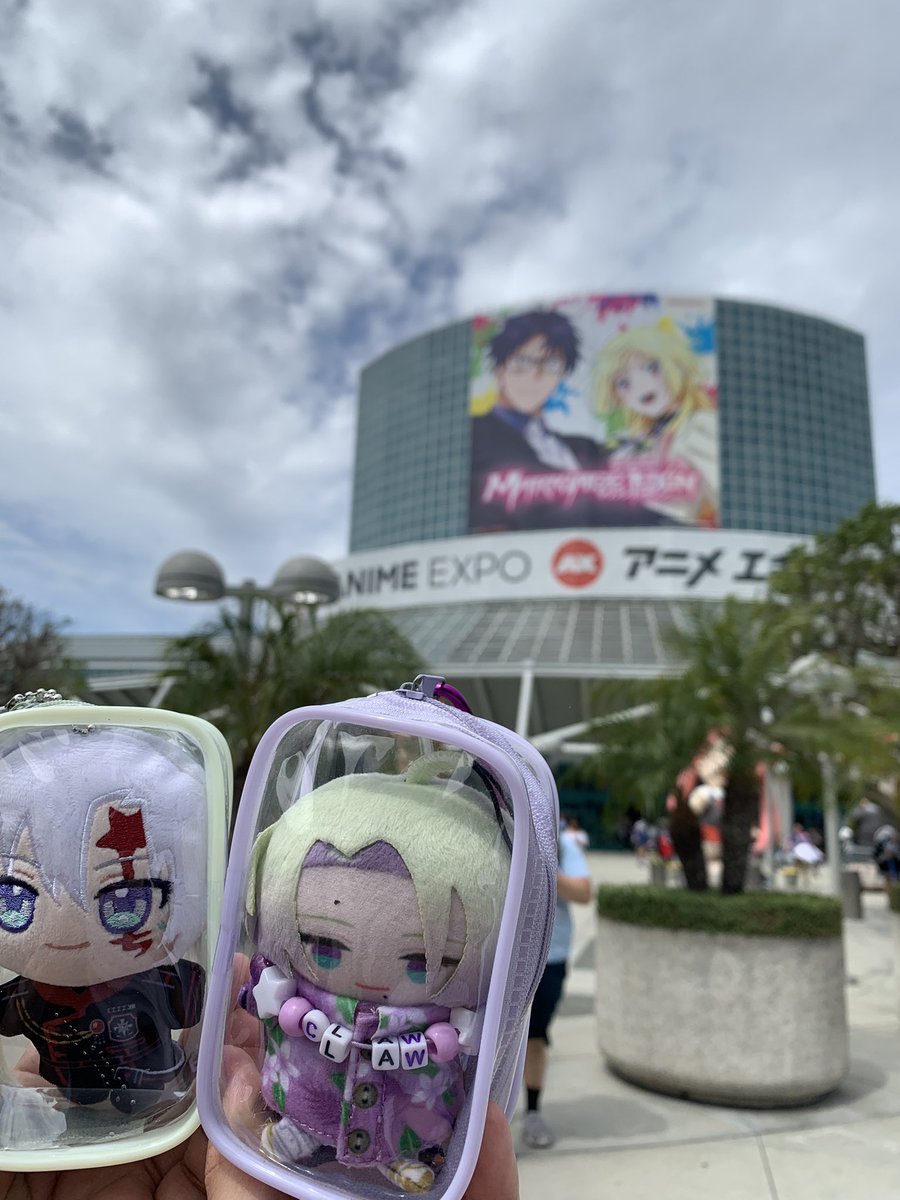 uYuwyuu's tweet photo. Anime Expo pics that I happened to be able to snag. Didn’t take too much in the expo cause I didnt want to lose Clawpe 😥But I did try a street hot dog cause I remember Claude saying how good they were! It was pretty good and loaded solid 8/10 dog 🌭 https://t.co/6ZFxBRXGra