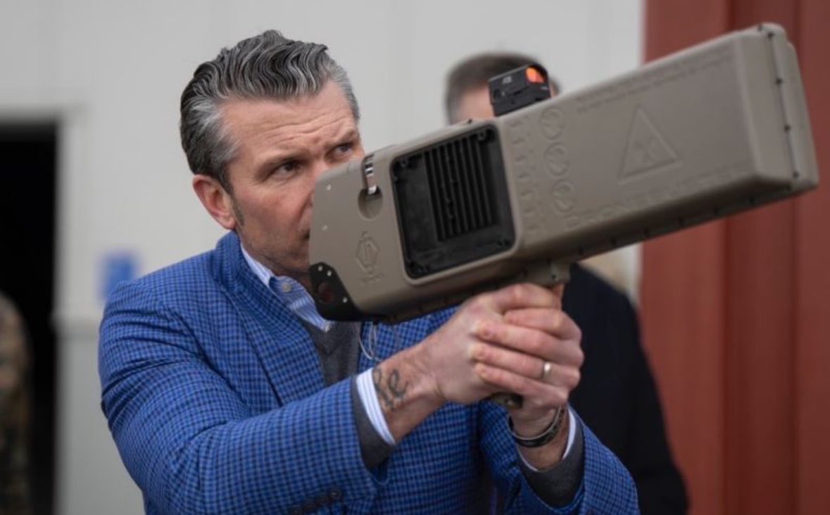 BMSInvests's tweet photo. $ONDS

Probably nothing..

Just Secretary of War, Pete Hegseth w/ DZYNE’s DroneBuster last year. https://t.co/eIRxxZkPiG