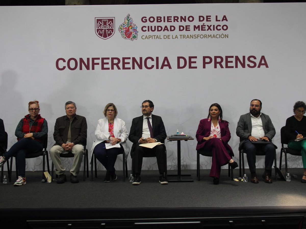 SSaludCdMx's tweet photo. 🏥 Hoy, la Dra. @nadgasman, secretaria de Salud Pública, presentó en conferencia encabezada por la jefa de Gobierno, @ClaraBrugadaM, los resultados del operativo del Sector Salud durante el partido México 🇲🇽-Inglaterra 🏴󠁧󠁢󠁥󠁮󠁧󠁿. ⚽

🚑 Gracias a la coordinación entre ERUM, SAMU-CRUM, @CruzRoja_MX, @Tu_IMSS, @ISSSTE_mx, @IMSS_Bienestar, @Pemex y la Secretaría de Salud Pública, se desplegaron 738 profesionales de la salud en 18 puestos de atención, brindando 801 atenciones médicas para cuidar a las y los asistentes. 👩‍⚕️👨‍⚕️

👏 La titular de Salud Pública en Ciudad de México agradeció a las y los trabajadores del sector que enfocaron su esfuerzo en esta tarea.

#LaPrevenciónEsParteDelJuego #SaludPública #CapitalDeLaTransformación