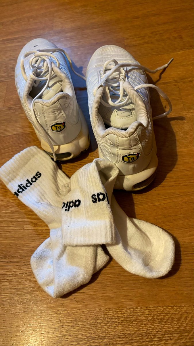 badrabbitmaster's tweet photo. Ecco con cosa svuoto la tua mente giร debole: soltanto con delle sneakers e dei calzini lerci che ti ricordano il tuo destino, quello di un essere inferiore nato per servire e farsi rapinare ๐ตโ๐ซ๐โโ๏ธ
#sneakers #master #cashmaster #findom #paypig #sniff #send https://t.co/aFLXojEKED