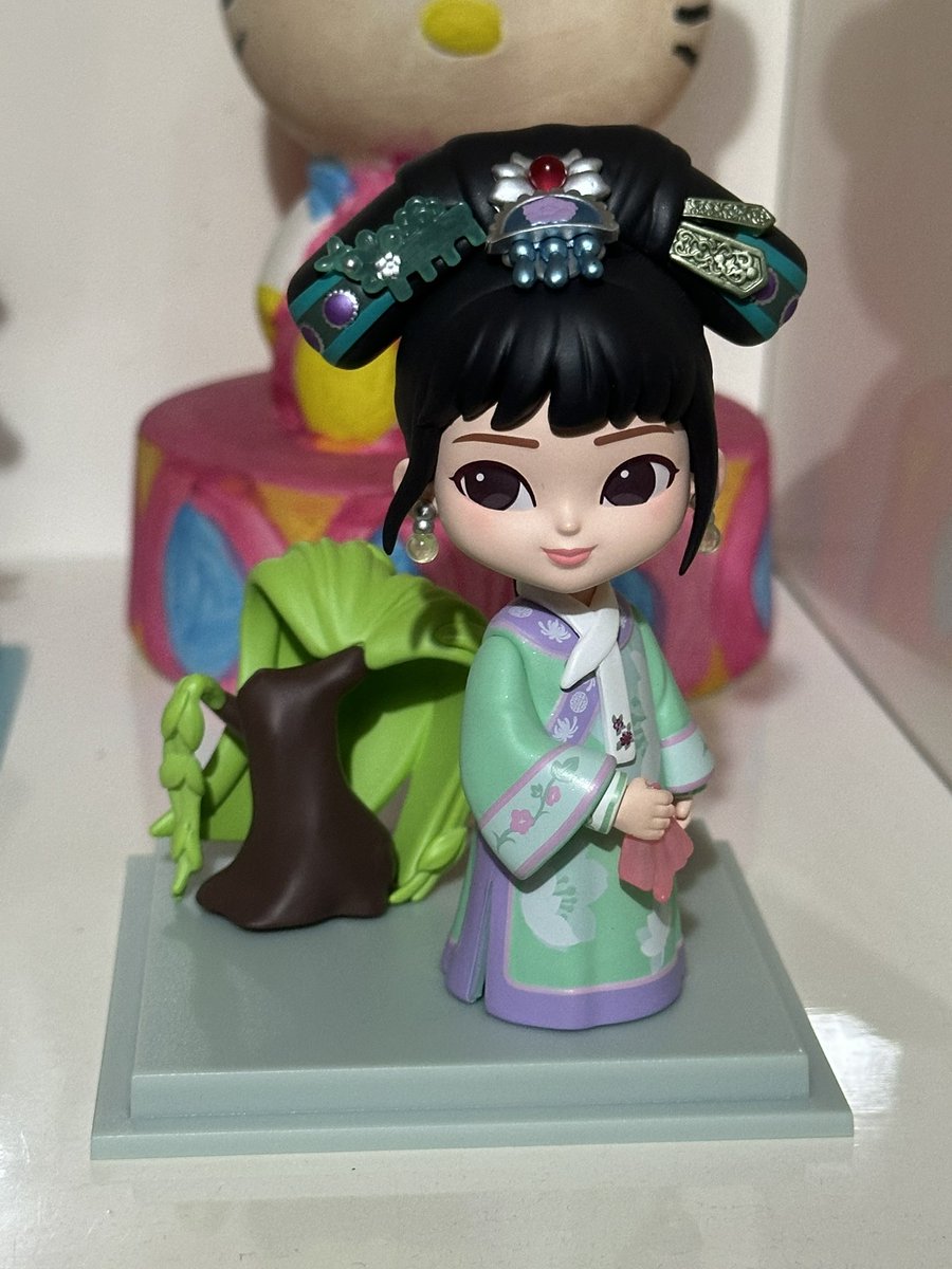 Laura_xhhhh's tweet photo. 最近日子过的好无聊啊，发一下最近买的盲盒吧
皇后是小隐，小鸟是四代鸟，过几天还有几个到，我真是出不来盲盒这个坑了🫥 https://t.co/Hbg8swHEGB