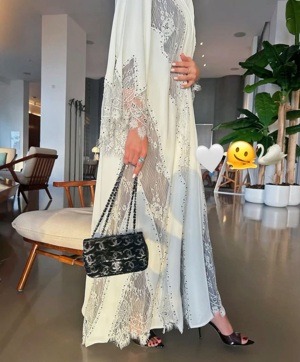 abeerfame's tweet photo. 📌 جمالك سيدتي ..👗💄

بنات السعودية، فين تشوفين نفسك أشيك بالعباية السوداء أو العباية الملونة؟ 

#البرتغال_اسلانيا
#بطوله_STCBank https://t.co/rsD3mWqitK