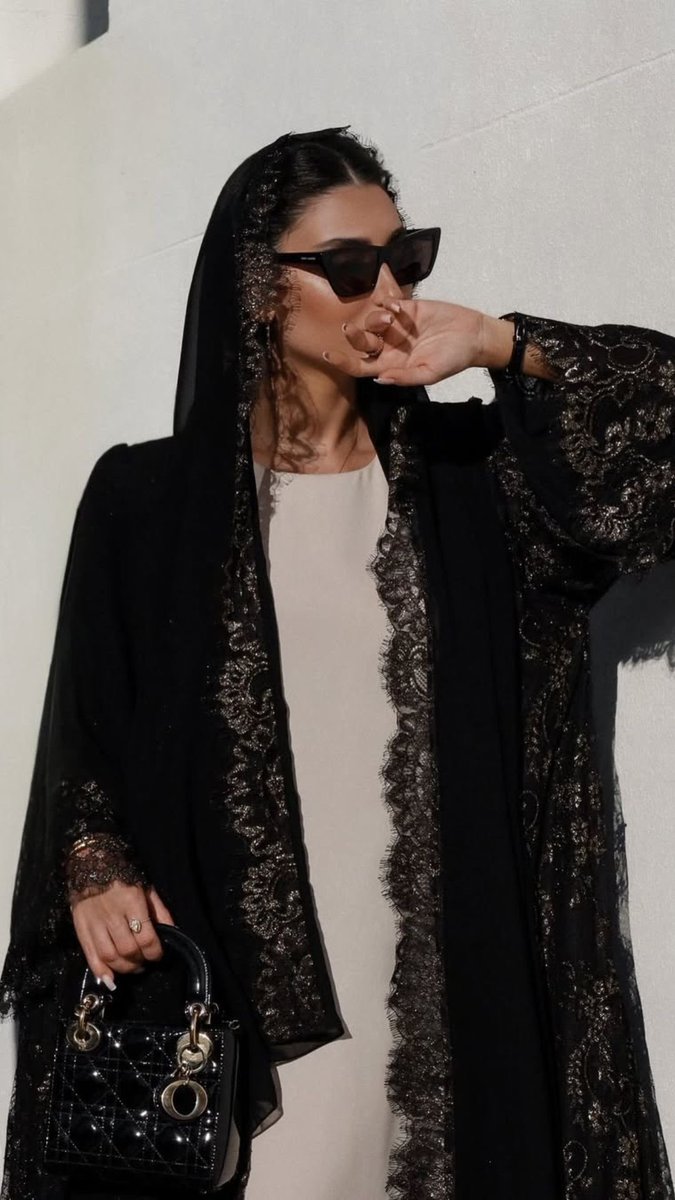 abeerfame's tweet photo. 📌 جمالك سيدتي ..👗💄

بنات السعودية، فين تشوفين نفسك أشيك بالعباية السوداء أو العباية الملونة؟ 

#البرتغال_اسلانيا
#بطوله_STCBank https://t.co/rsD3mWqitK