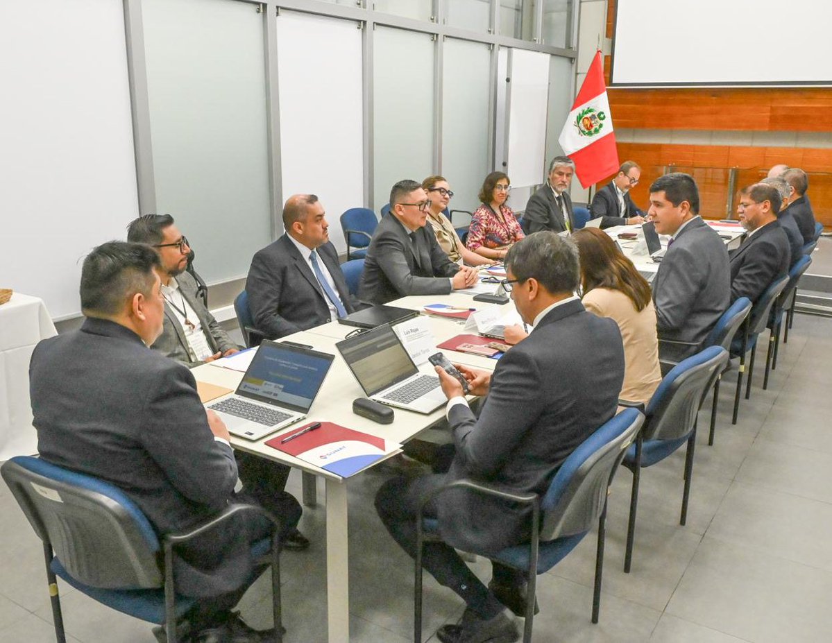 SUNATOficial's tweet photo. Cooperación técnica para fortalecer el cumplimiento tributario ☑️
Autoridades de #Sunat 🇵🇪 y representantes del @SRIoficialEc 🇪🇨, bajo el auspicio de la @aecidperu, participan en el Programa de Cooperación Triangular para America Latina y del Caribe: Pasantía Técnica en Sunat. https://t.co/dKkFqYsKQf