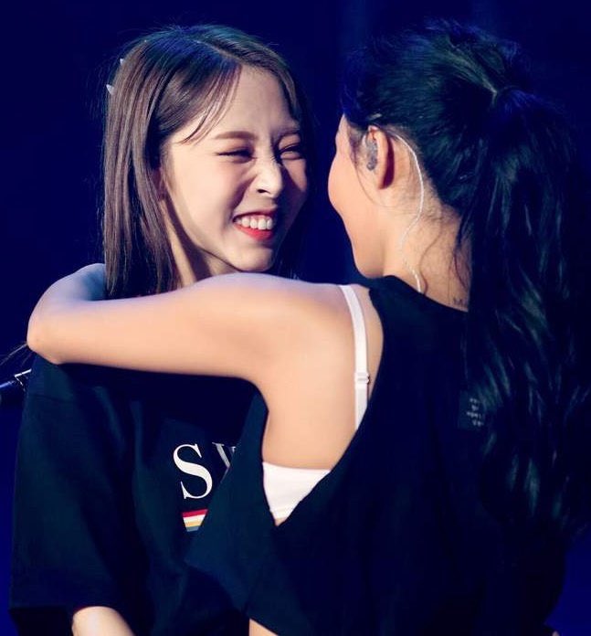 bubble_gum_soul's tweet photo. Moonbyul always has the hamster smile when she’s around Hwasa 🥺 https://t.co/YmRuHouq7M