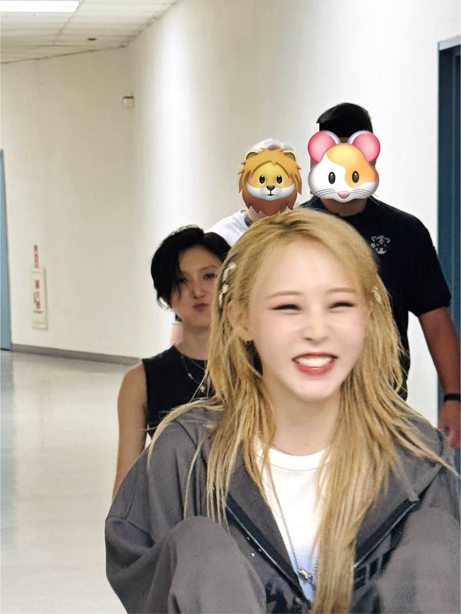 bubble_gum_soul's tweet photo. Moonbyul always has the hamster smile when she’s around Hwasa 🥺 https://t.co/YmRuHouq7M
