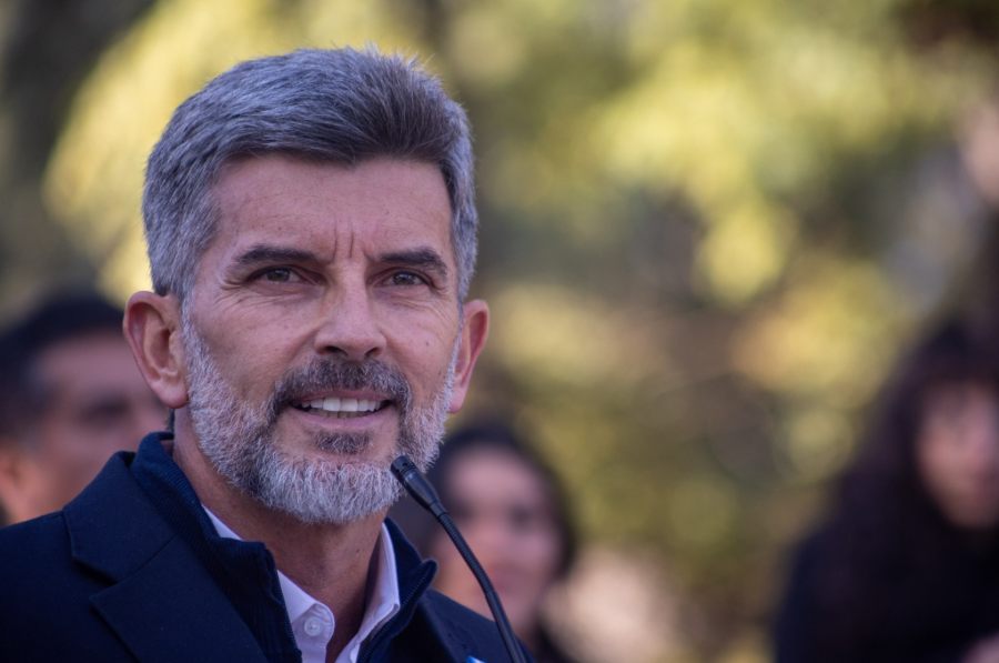 PyE_Arg's tweet photo. La medida alcanza a 116 autoridades del Ejecutivo y del Concejo Deliberante de la Ciudad de Mendoza. El intendente explicó que responde a la caída de los ingresos municipales y busca preservar el equilibrio fiscal sin afectar la prestación de los servicios.

https://t.co/rz4qjDrsnP