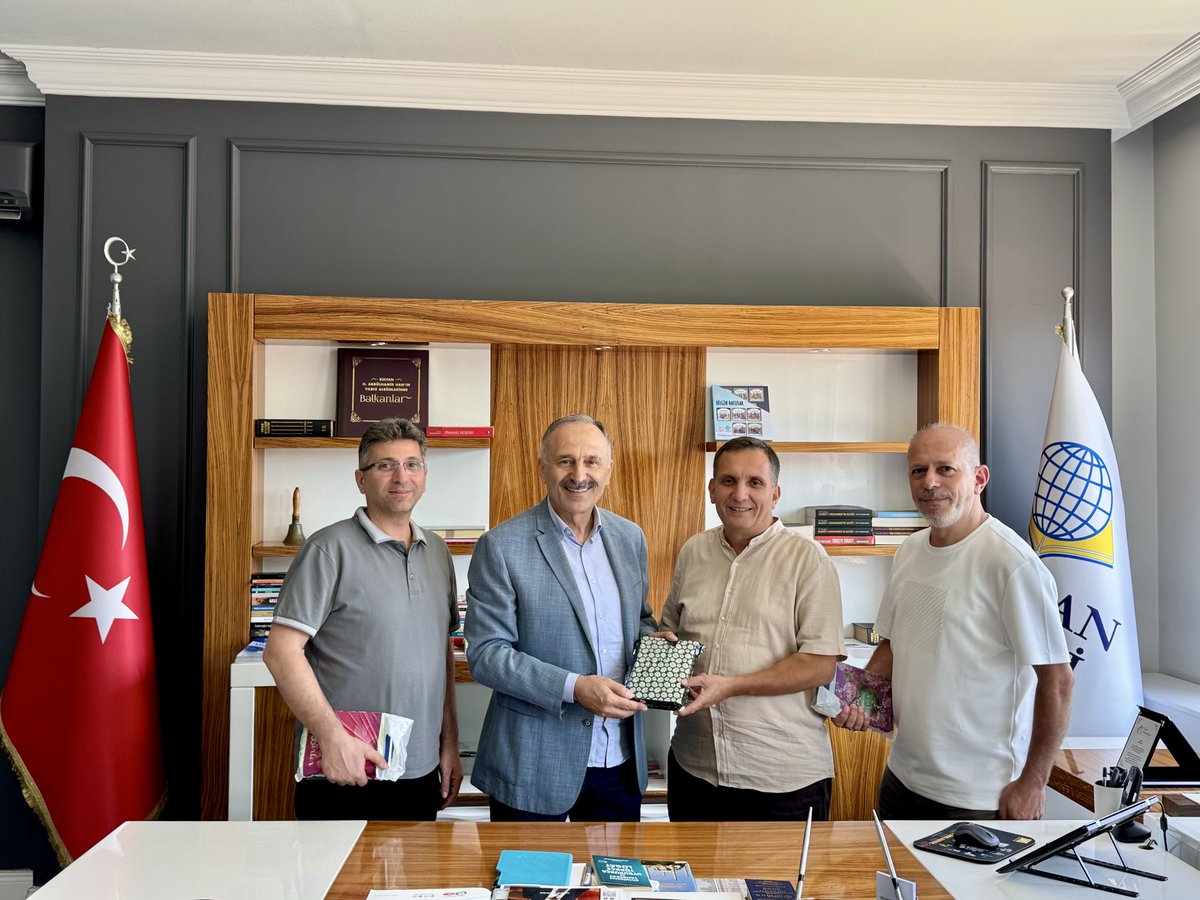 DevranKoleji's tweet photo. Genel Müdürümüz Hami Koç; İK, Öğrenci İşleri ve Muhasebe müdürlerimizin yeni pozisyonlarını tebrik edip hediyelerini takdim etti. İdari süreçlere dair verimli bir toplantı yapan tüm yöneticilerimize başarılar dileriz. https://t.co/Mef8WrJwii