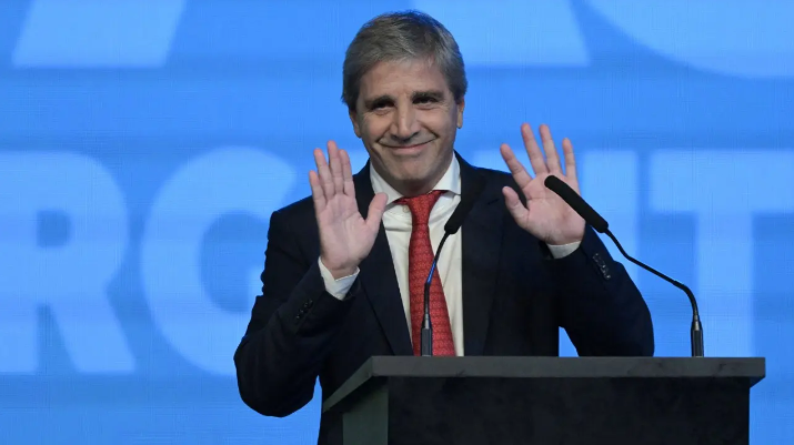 PyE_Arg's tweet photo. El ministro aseguró que el Gobierno tiene cubiertos los vencimientos de deuda de 2026 y 2027 mediante distintas fuentes de financiamiento. También anticipó que buscará que Argentina alcance la categoría de “investment grade” hacia 2031.

https://t.co/QZALhnPjBv https://t.co/NmksUpaWuj