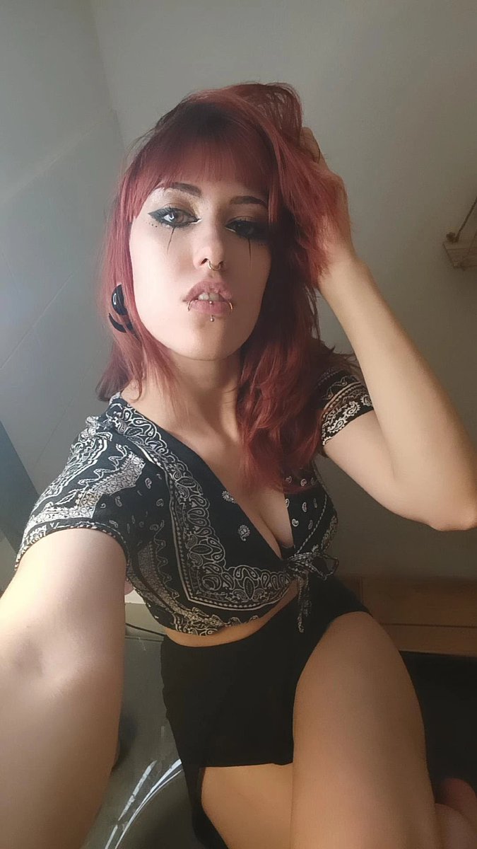 QueenFoxyberry's tweet photo. Dispo pour dépouiller des losers ce soir 😌😉😈 https://t.co/LapFxqLzw7