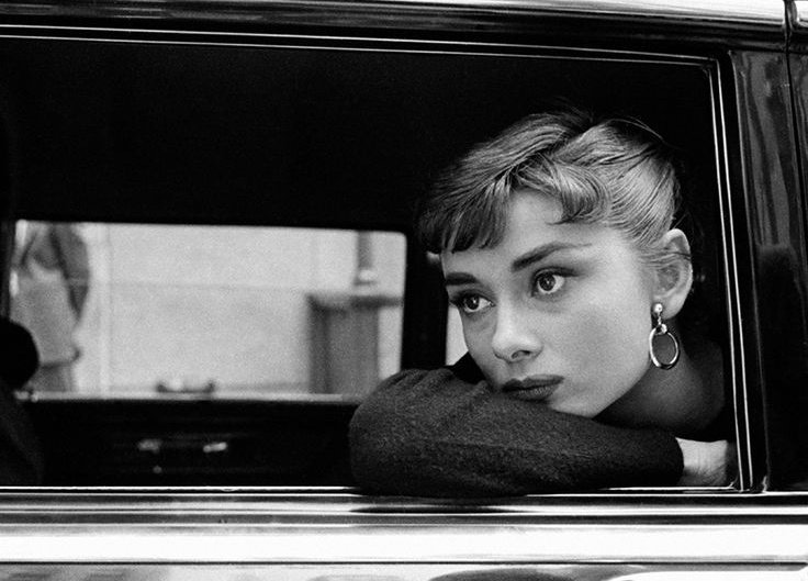 ThvVector92x's tweet photo. Audrey hepburn photographed by Dennis stock while filming her movie 'Sabrina' In New York 1953 https://t.co/RUmaP8vvi2