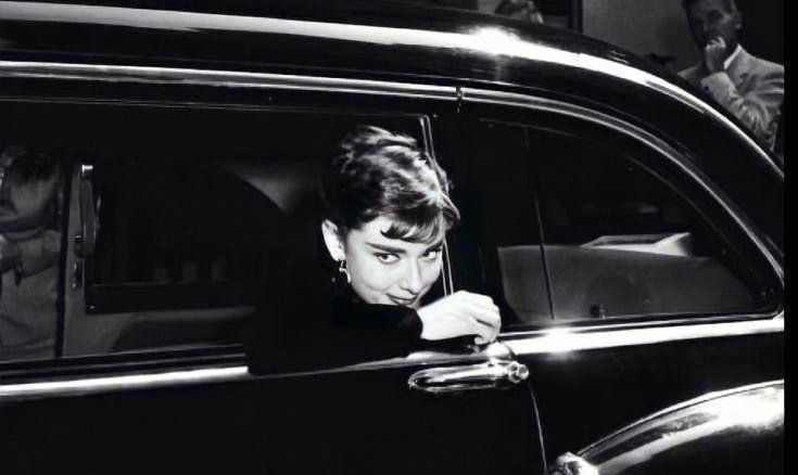 ThvVector92x's tweet photo. Audrey hepburn photographed by Dennis stock while filming her movie 'Sabrina' In New York 1953 https://t.co/RUmaP8vvi2