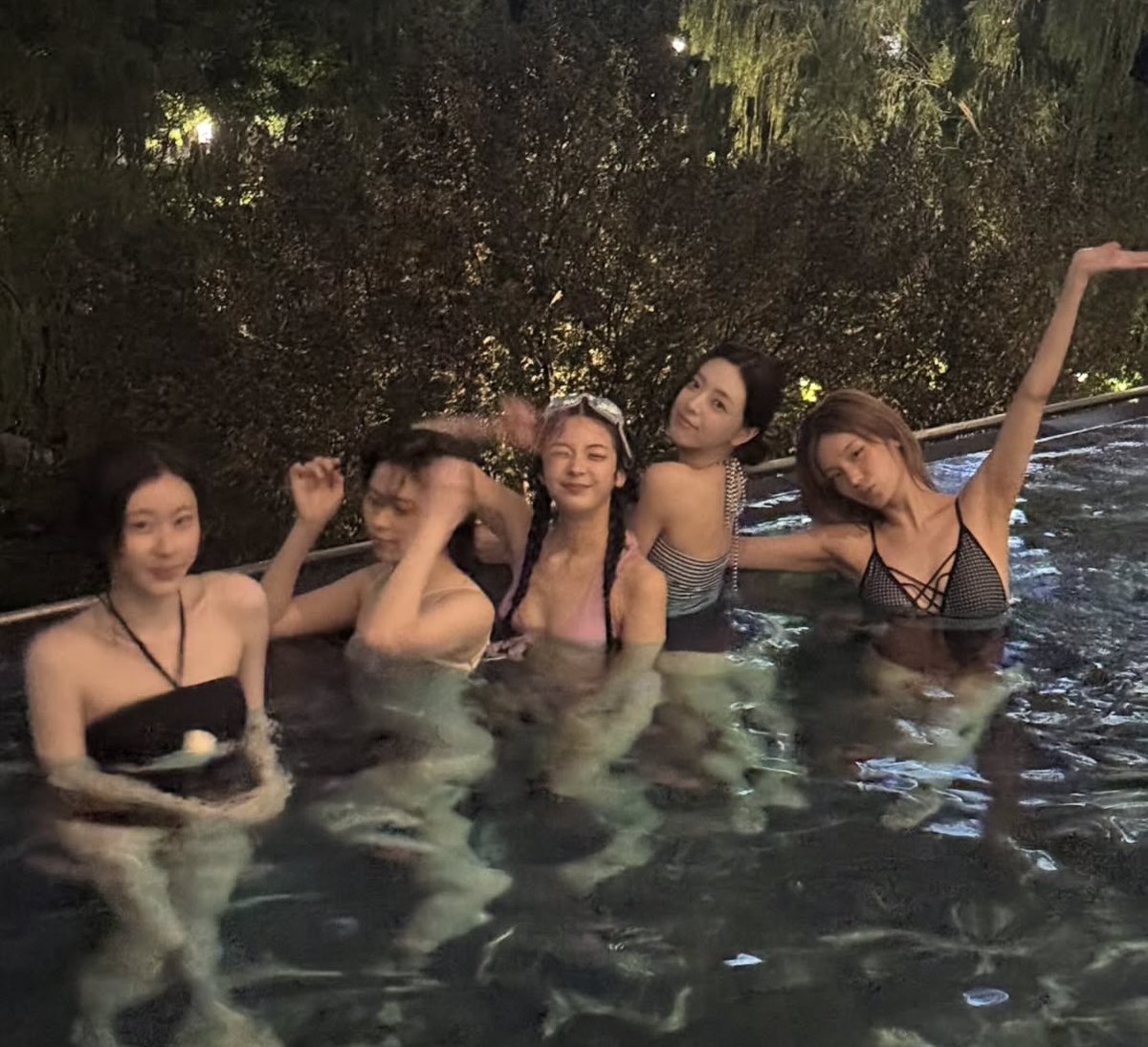 MIDCYS's tweet photo. NEW ITZY IN SWIMSUITS PIC JUST DROPPED https://t.co/x8Wq2K8WzV