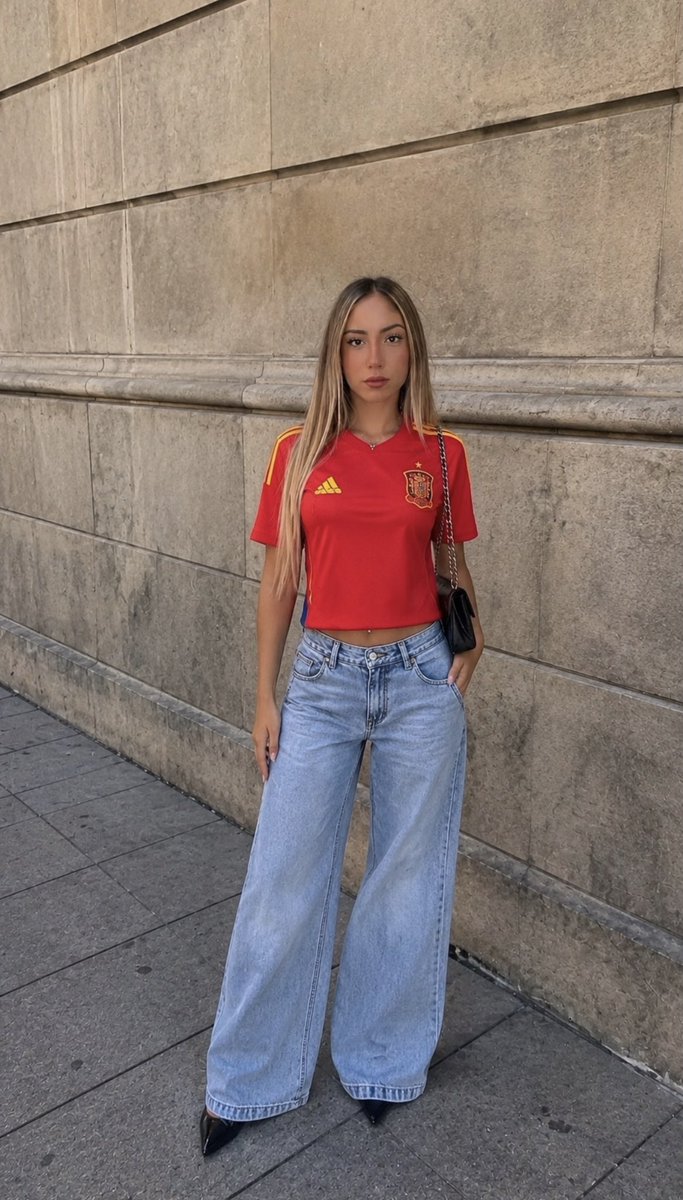 turuinarubia's tweet photo. si gana españa me das todo tu dinero, si pierde me lo das igual por ir así de guapa https://t.co/RjHf9nELN0