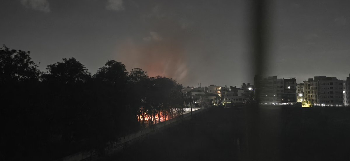 Fests_Info's tweet photo. @GHMCOnline @CommissionrGHMC 

As usual Shubham Convention, Nagole folks burning trash for over 2 hours now and the air is unbreathable. https://t.co/Je5wTX72iK