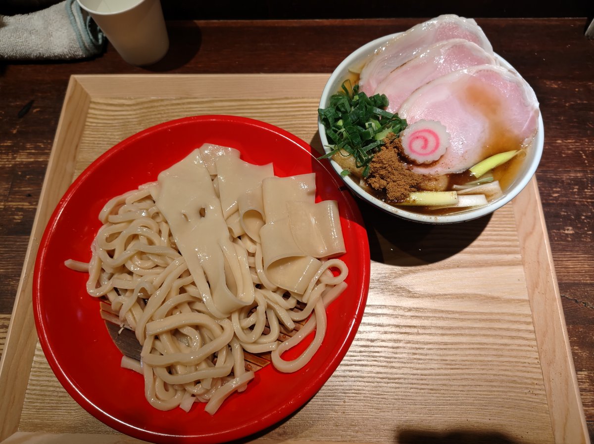 DSugi3's tweet photo. 梅雨明け間近(?) を予感させる
地味に蒸し暑いお昼時

___じゃ、肉汁うどんにしますか😋 #煮干しとぺらと太っというどん https://t.co/VLAoCSeXNQ