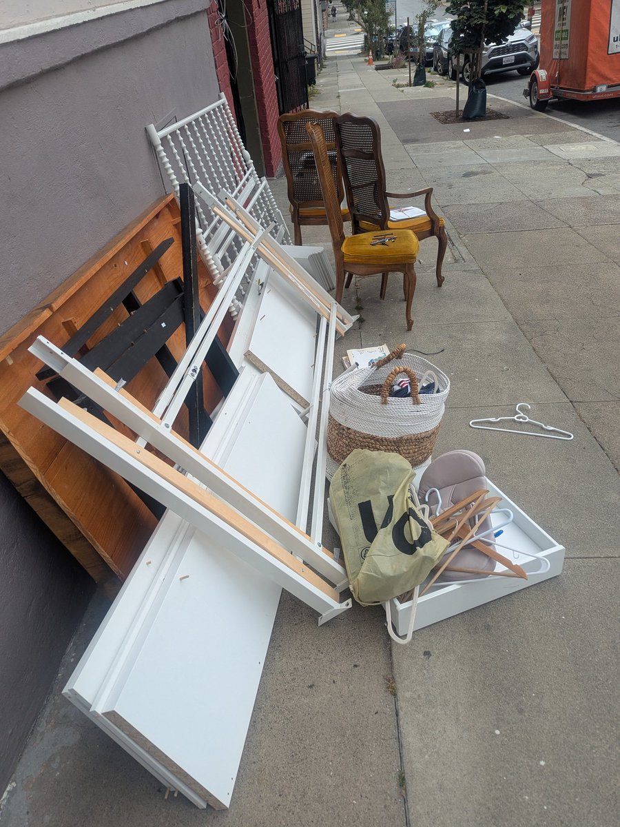 habitat44's tweet photo. @SF311 Loose, household items, still accumulating so not sure what's going on https://t.co/dD5dE0hJ6P