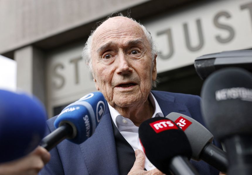 HerQlesAmerica's tweet photo. 🇺🇸 | Sepp Blatter, quien fuera presidente de la FIFA durante casi dos décadas, criticó la decisión de anular la tarjeta roja a Estados Unidos:

«Las tarjetas rojas no se anulan con llamadas políticas. Se anulan con reglas, pruebas y organismos independientes. Si un presidente de EE. UU. interviene con el presidente de la FIFA —y un jugador es repentinamente absuelto antes de un partido eliminatorio del Mundial— la pregunta es inevitable: Quo vadis, FIFA? El fútbol nunca debe convertirse en un patio de recreo para el poder político».