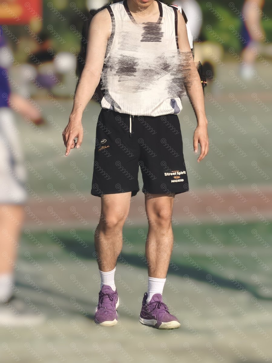 yyyyyy070's tweet photo. 球场and宿舍
身为球赛胜利的大功臣，你的主人居然把你落在宿舍自己庆功去了！那我可得好好奖励你一下啦😈 https://t.co/SuRc04oghm