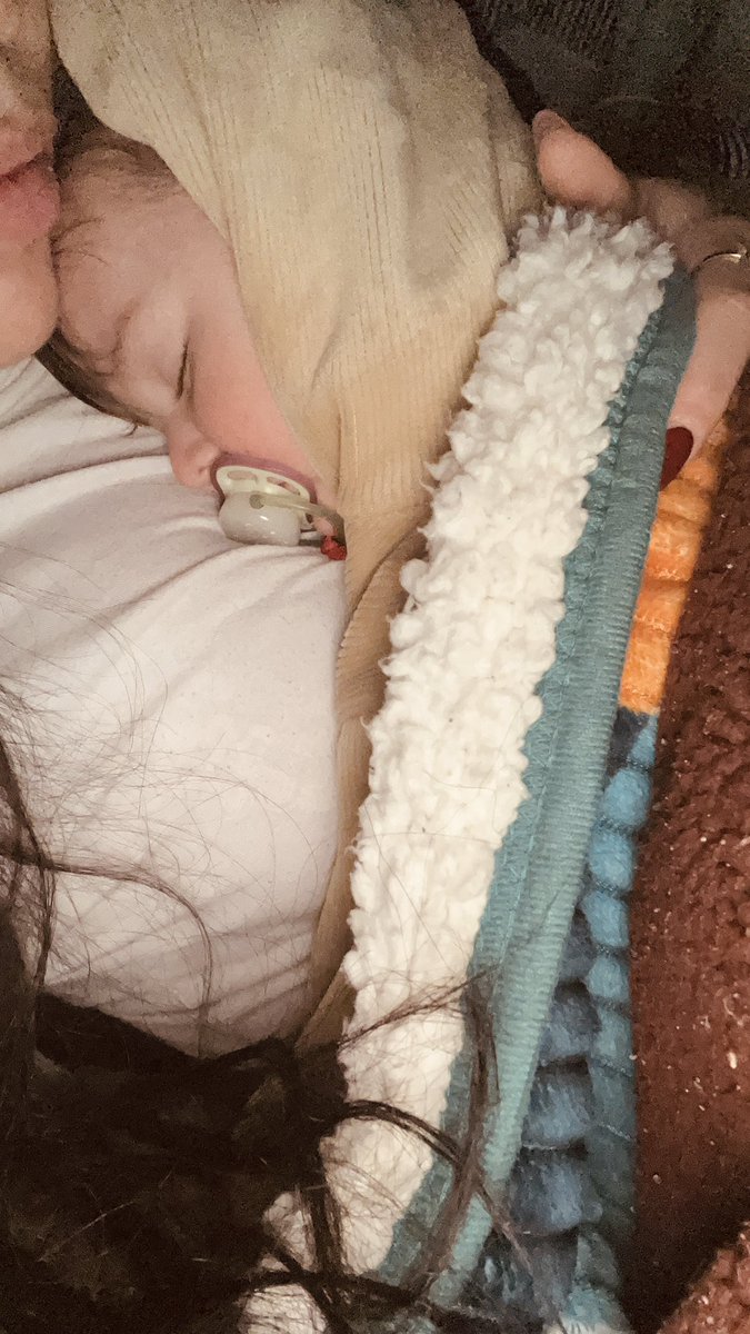 _Caromarquez_'s tweet photo. lo afortunada que me siento cuando mi hijo se pone solo en mi pecho para querer dormir, su lugar seguro siempre serán los brazos de mamá ❤️ https://t.co/ViMBWDLKed
