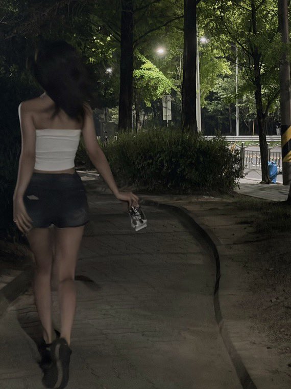 ohhaewonderful's tweet photo. sullyoon could be the it girl of every generation of kpop but she’s to busy playing minecraft on her ipad https://t.co/nJvD3EsNnc