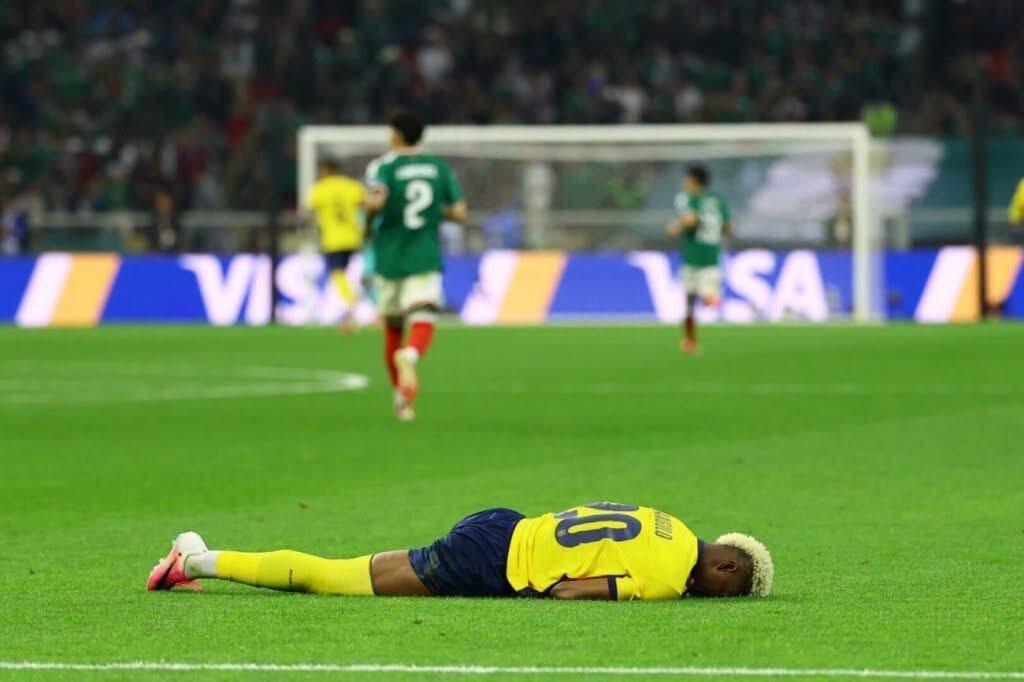 jay_cee87berh's tweet photo. @mariajo_jimenez Jajajaja amo cómo dejamos a Ecuakong llorando, humillado y bien cogido 😂 Tanto humo que vendían y terminaron 2-0, re contra resentidos. Fueron un meme total verlos llorar todo el Mundial 😂😂😂 https://t.co/QKc2ABHpzH