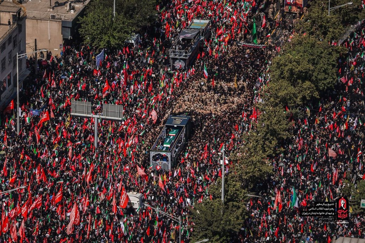 DoaeiReza's tweet photo. #بدرقه‌ی_قائدِ_مظلوم_و_مقتدرِ_شهید��پایان یک نام نیست؛ آغازِ عهدی دوباره با راهی است که برای آن زیست،ایستادو جان داد.
آنان که چون حسین(ع)باشرافت زیستند،مرگ راپایان نمی‌بینند؛آغاز ماندگاری است.
#حضرت_خورشید؛ خادمِ شهیدت #یگانه_دوران را در آغوش بگیر.
#باید_برخاست 
#آقای_شهید_ایران https://t.co/rBARbYdEwW