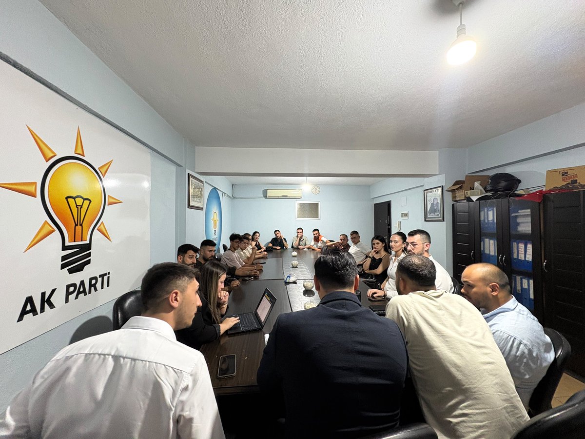 denizliakgenc's tweet photo. Teşkilat Başkanımız Emre Orhan'ın riyasetinde; İl Gençlik Kolları Başkan Yardımcılarımız Sude Yetiş, Mehmet Can, İrem Çoban ve Erhan Çetin’in katılımlarıyla Sarayköy İlçe Gençlik Kolları İstişare Toplantımızı büyük bir coşkuyla gerçekleştirdik. https://t.co/sQwxKCxl3R