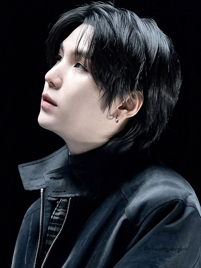 August__D5__'s tweet photo. There are some songs that when we listen to them, they remind us of someone who was once more dear to us than our own life, and who has now gone far away from us.  
It hurts the heart, and every single word feels like it's tearing the heart apart.

❤️‍🩹❤️‍🩹 https://t.co/HuiK6OB9tD