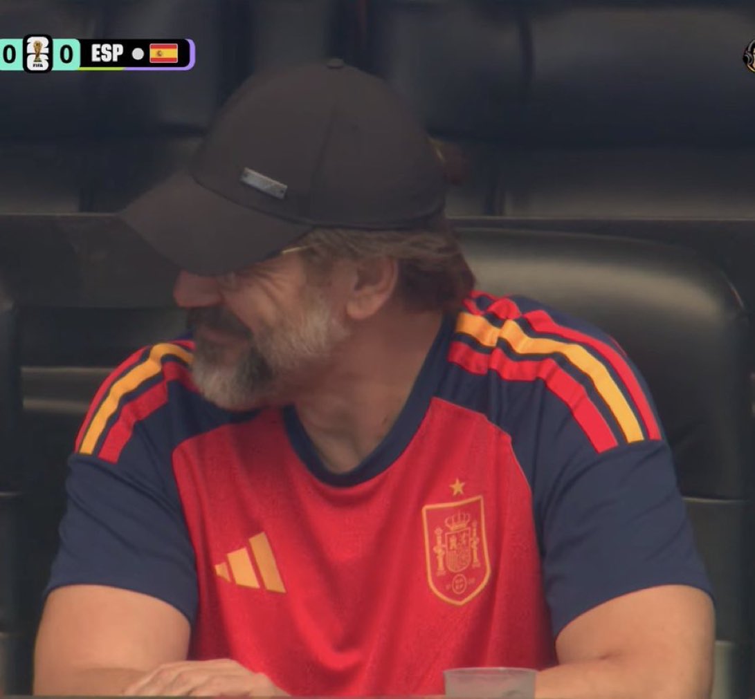 SXTrece's tweet photo. Las fachas: qué vergüenza, Javier Bardem no se pone la camiseta de España y sí la de otros equipos. 

Javier Bardem 👇 https://t.co/ofi4Gqe91J