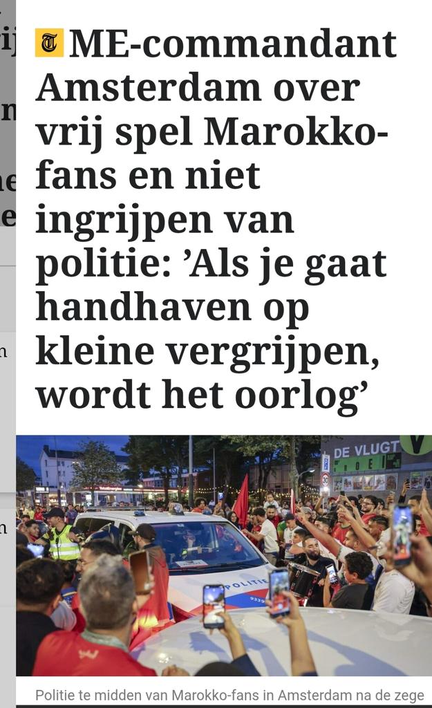 P0eMPieDinges's tweet photo. De politie geeft dus toe dat ze Marokkanen vrij spel gaven en niet ingrepen bij zogenaamde "kleine  vergrijpen", omdat het anders “oorlog” zou worden.

•Zwaar vuurwerk afsteken en het gooien van rookbommen naar de politie
•Gemaskerde gasten die rondreden, tegen rijdende politieauto’s schopten
•Marokkanen die op politieauto’s stonden te springen en te dansen
•Een Oranje-fan die werd aangevallen met een fietskettingslot (poging tot doodslag)

Dit noemt de ME-commandant van Amsterdam dus “kleine vergrijpen” waarbij ze bewust niet handhaafden.
Hij denkt serieus dat hij hiermee verdere escalatie voorkomt. Dat is echt bizar.

 Ze laten gewoon vandalisme en geweld toe uit angst voor de Marokkanen, terwijl andere groepen keihard door hetzelfde korps worden aangepakt! Zwak, laf, onvergeeflijk en onacceptabel!

Zsm kamervragen!