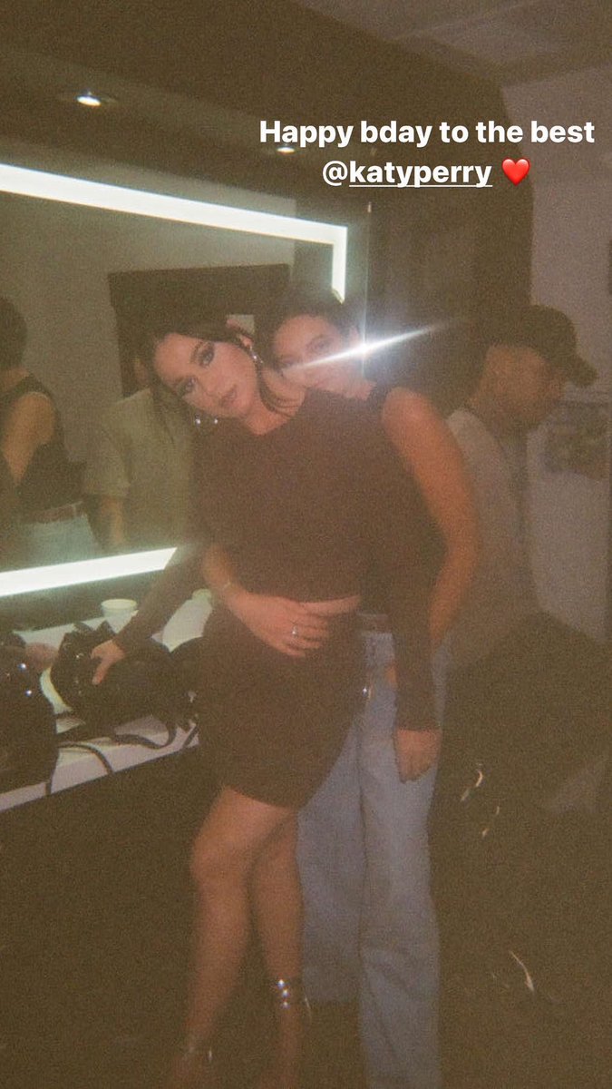 katythrone's tweet photo. off topic queria que a katy namorasse uma mulher https://t.co/8LkJTNl6pL
